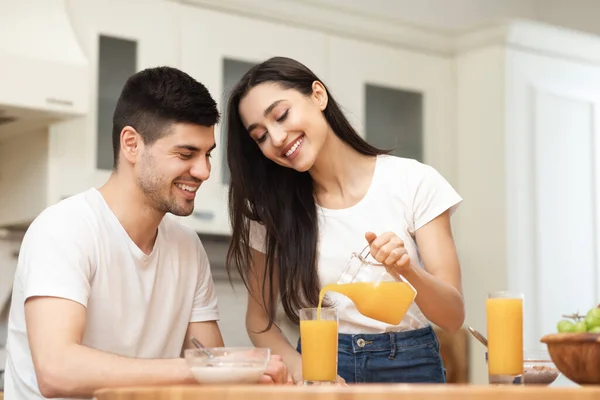 Young caucasian man and woman enjoying lemonade — Stock Photo, Image