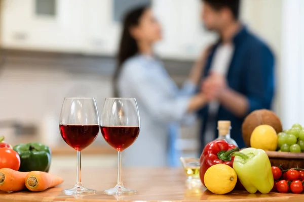 Encantador casal beber vinho na cozinha em sua casa — Fotografia de Stock
