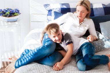 Anne ve oğlu odasında portresi