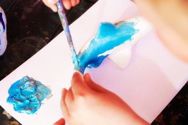 Bir çocuk bir köpekbalığı boyalar