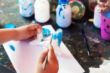 Bir çocuk bir köpekbalığı boyalar