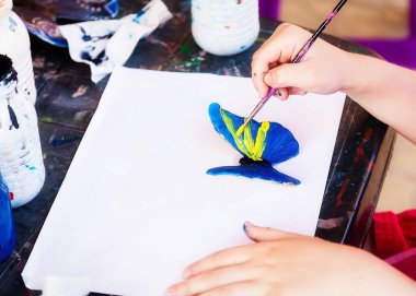 Bir kelebek kız boyalar