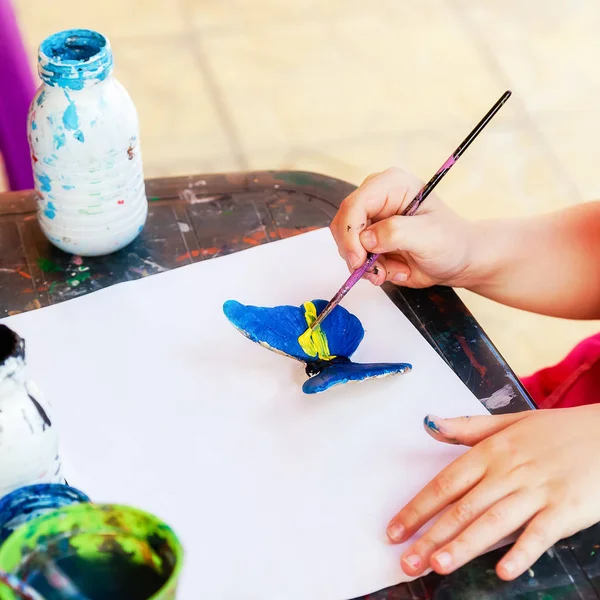 Bir kelebek kız boyalar