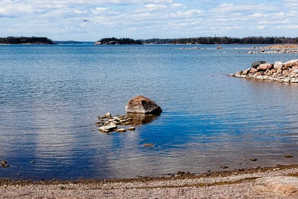 La orilla del lago en primavera en Finlandia —  Fotos de Stock