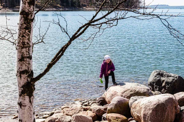Una chica camina por la orilla del lago —  Fotos de Stock