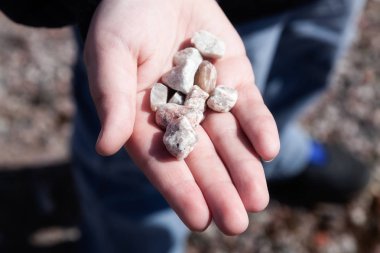 Avuç içinde birçok küçük taşlar