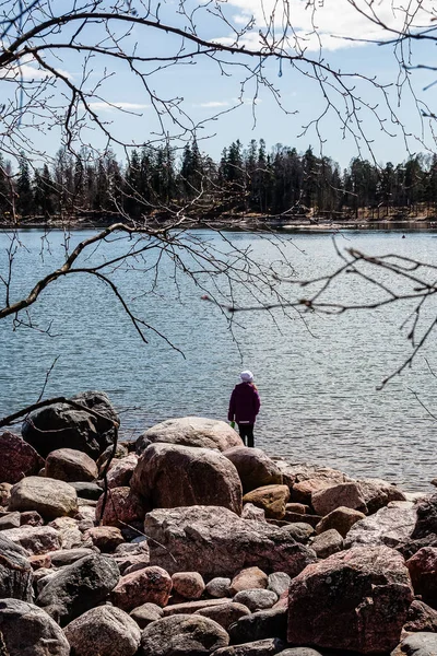 Een meisje loopt langs de oever van het meer — Stockfoto