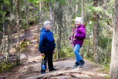 Çocuk Finlandiya ormanda yürüyüş
