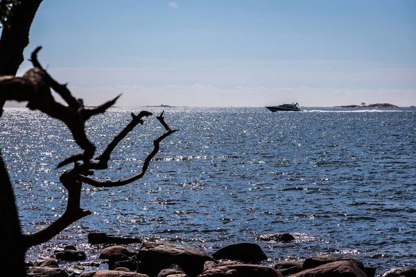 El mar, cielo, lancha rápida en el soleado da —  Fotos de Stock