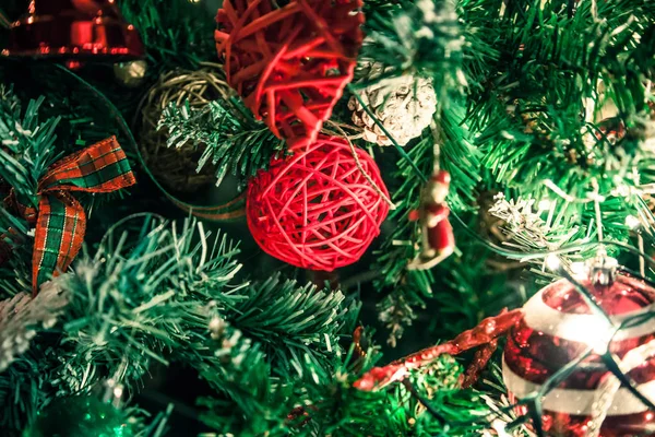 Decoraciones en un árbol de Navidad —  Fotos de Stock