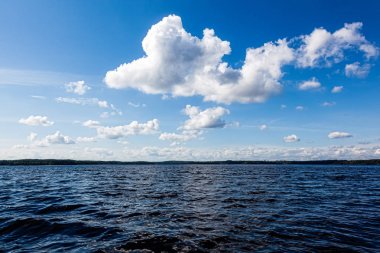 Göl güneşli yaz günüdür