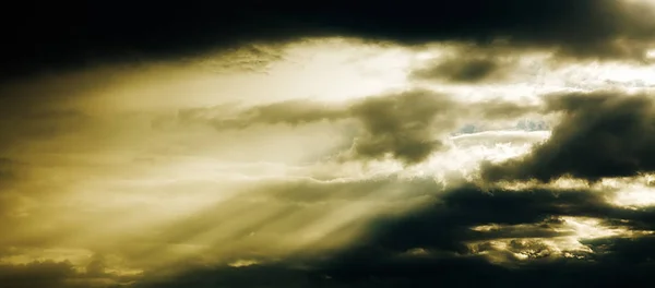 Le soleil brille à travers les nuages Images De Stock Libres De Droits