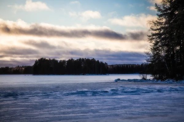 Άποψη της λίμνης χειμώνα κάτω από το χιόνι και το ηλιοβασίλεμα — Φωτογραφία Αρχείου