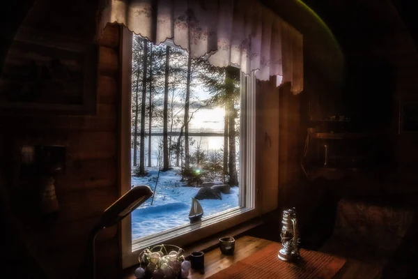 Ventana en la casa con vistas al paisaje invernal —  Fotos de Stock