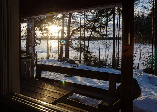 Pohled z verandy do zimního lesa, jezero Stock Obrázky