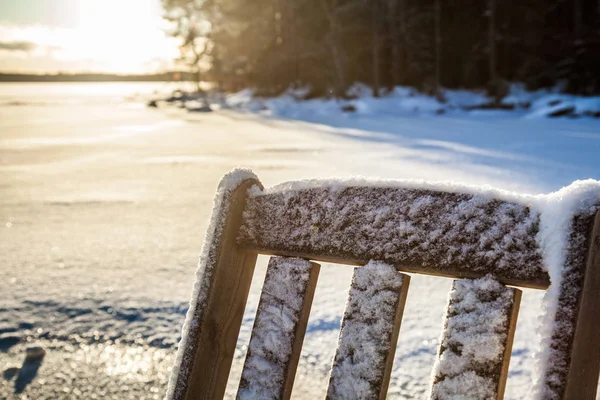 Kar altında döndü ahşap sandalye