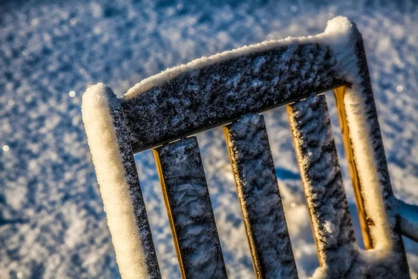 Z tyłu drewniane krzesło jest pod śniegiem — Zdjęcie stockowe