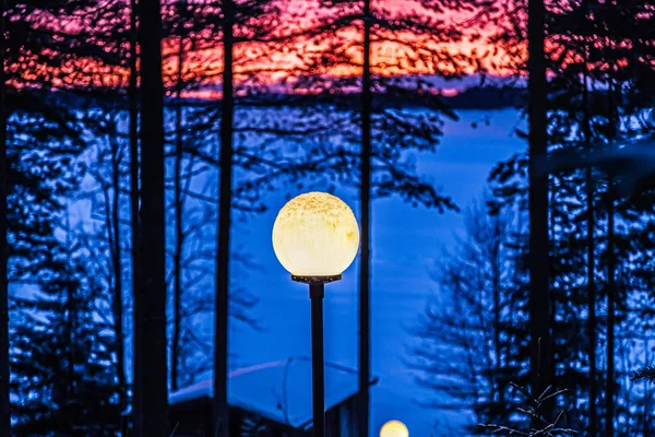 Ahşap ev göl kışın duruyor.