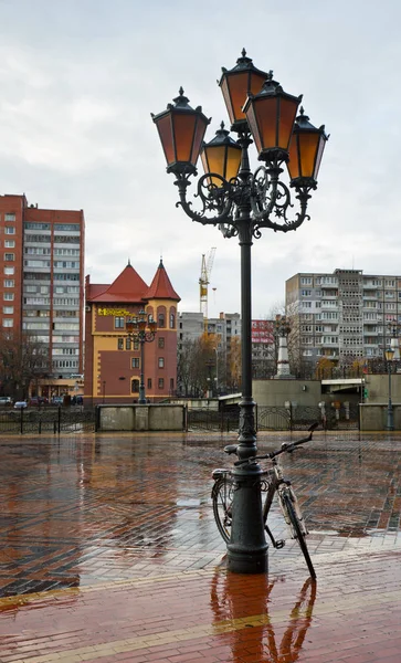 Caminar en Kaliningrado en un día lluvioso de otoño, linterna, bicicleta — Foto de Stock