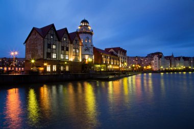 Kaliningrad, quay yağmurlu gece boyunca bir yürüyüş