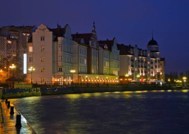 Kaliningrad, quay yağmurlu gece boyunca bir yürüyüş