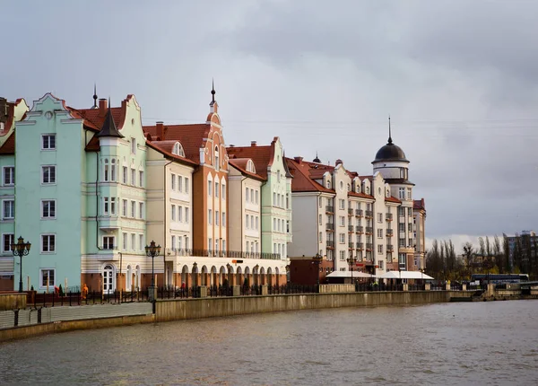 Walk along the promenade in Kaliningrad, houses in the evening l — Stock Photo, Image
