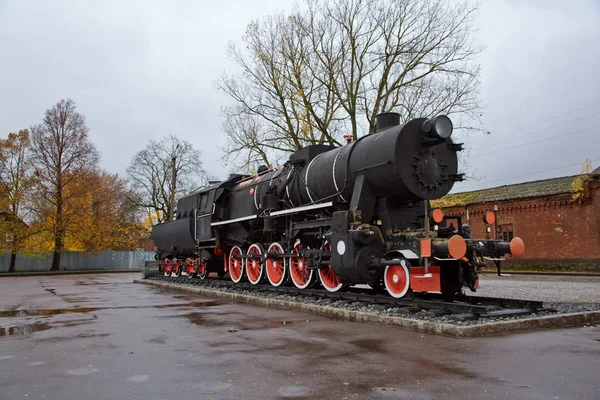 Sovetsk, região de Kaliningrado, monumento locomotivo — Fotografia de Stock
