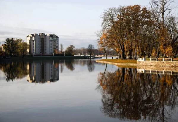 Kaliningrad, morgonpromenad runt dammen — Stockfoto