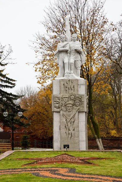 Caminando por la ciudad. Monumento a los héroes de la guerra en Afganysk . — Foto de Stock