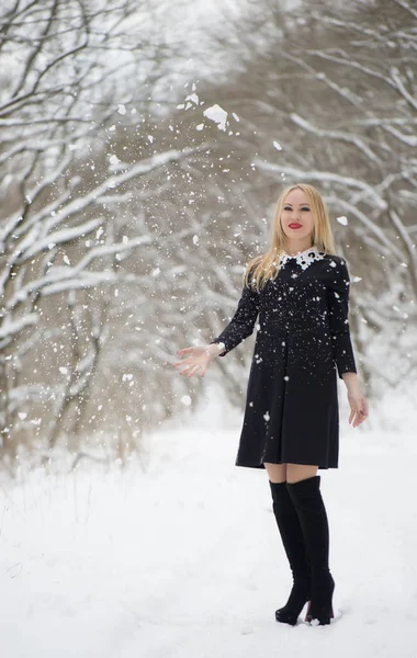 Menina bonita em uma floresta nevada — Fotografia de Stock