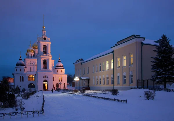 Дмитров, Успенский собор зимой в вечернее время — стоковое фото