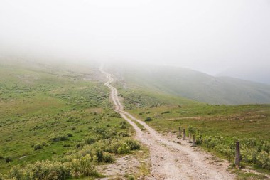 Toprak yol Arkhyz dağlarında