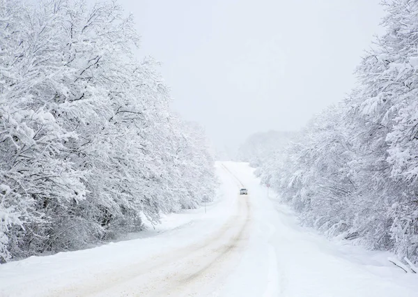 冬天，下雪天在路上 — 图库照片