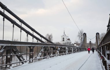 Island zincir köprü ve Aziz Nikolaos Kilisesi