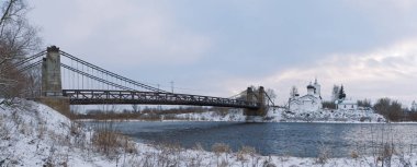 Island zincir köprü ve Aziz Nikolaos Kilisesi