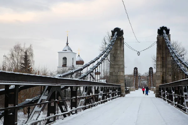 Island zincir köprü ve Aziz Nikolaos Kilisesi