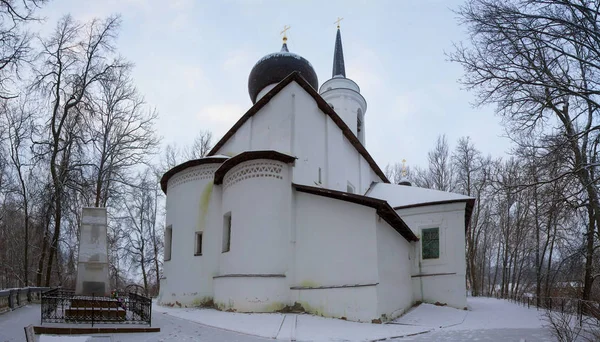 Храм Святогорского монастыря и гробница великого русского п — стоковое фото