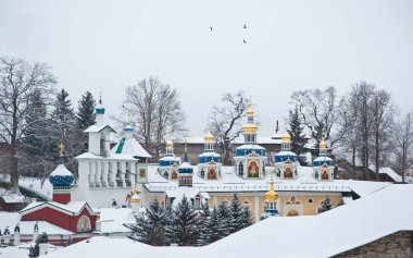 Kışın Pskovo - Pechersky Manastırı üzerinde yürümek