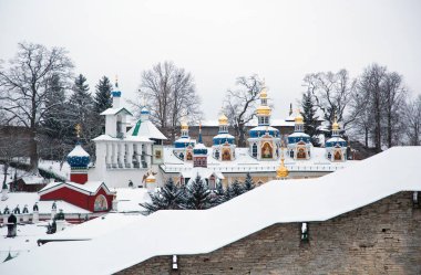 Kışın Pskovo - Pechersky Manastırı üzerinde yürümek