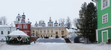 Kışın Pskovo - Pechersky Manastırı üzerinde yürümek