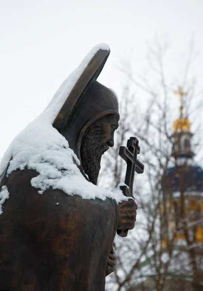 Με τα πόδια μέσω του χειμώνα Pskovo - Pechersky μοναστήρι, μνημείο Mo — Φωτογραφία Αρχείου