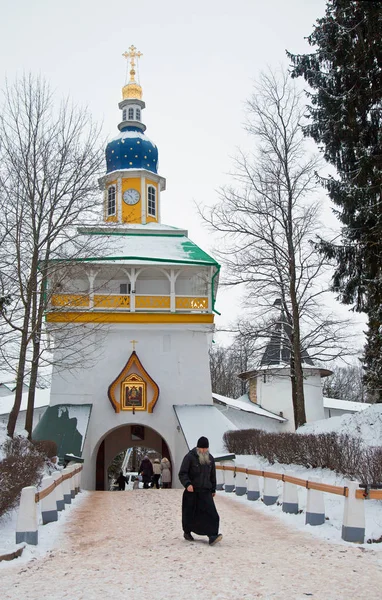 Прогулка по Псково-Печерскому монастырю зимой, Башня Петра — стоковое фото