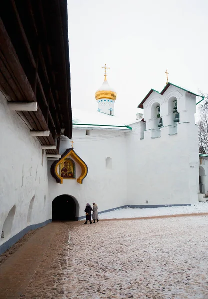 Прогулка по зимнему Псково-Печерскому монастырю, Св. Николай — стоковое фото