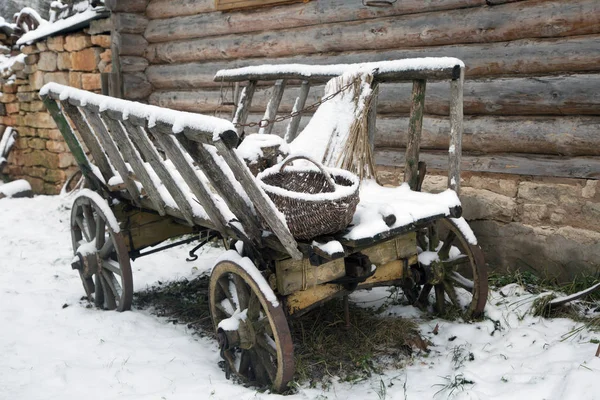 Old wagon to the yard in the snow — Stock Photo, Image