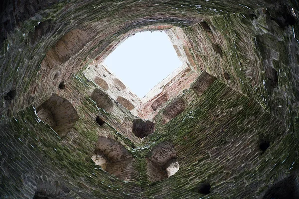 Kule Izborsk kale kış içinde