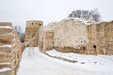 Kale Izborsk kış eski şehir duvarları
