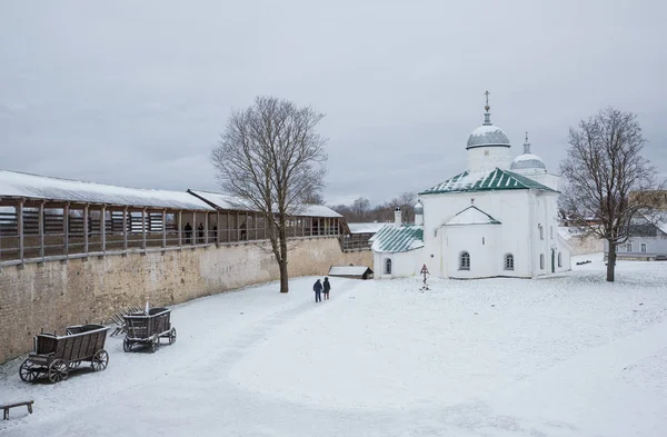 Изборская крепость зимой и Николаевский собор — стоковое фото