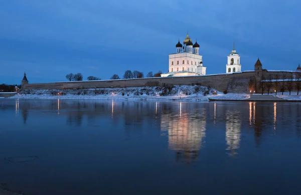 Прогулка по древнему городу Пскову зимой — стоковое фото