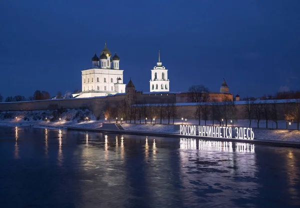 Paseando por la antigua ciudad de Pskov en invierno — Foto de Stock