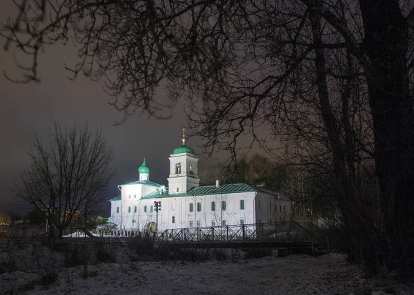 Прогулка по древнему городу Пскову в зимнем монастыре — стоковое фото